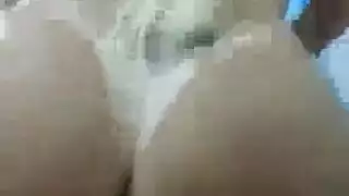 مراهق صريح: ضرب كس عميق وحركة وجه متعرقة