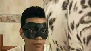 أفلام إكس: انحناء فوق المنضدة بقميص نوم حريري