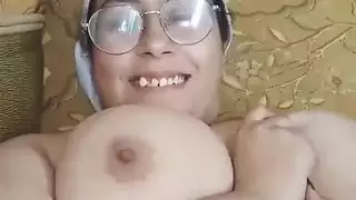 جلسة نيك صريحة مع أم عامرة بنظارة وثدي كبير