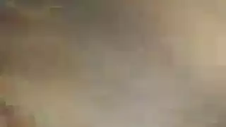 نجمة بورنو سمراء حمراء الشعر تخدم قضيبًا صلبًا بينما تلعب بمهبلها الضيق