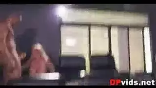 حفلة جماعية مع سائق عضلي في سيارة متوقفة