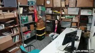 أُمسكت وهي تسرق، والآن تأخذ ضربات من الخلف من الحارس