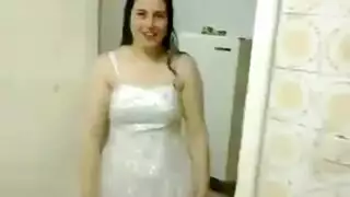 شرموطة مصرية مثيرة تحصل على تهديب مهبلها وتقبيل شفاهها