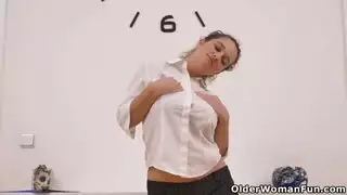 إغراء امرأة ناضجة بالساتان الأسود والجوارب الشبكية