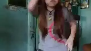 جنس علني على حلبة الرقص: قذف داخلي بعد نيك عنيف