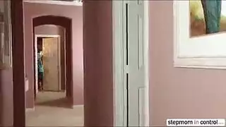 رجل يمسك بنت بمنحة ورومانسية على السرير