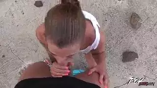 فم شاب يمتلئ بالسائل المنوي الساخن بعد مص مكثف