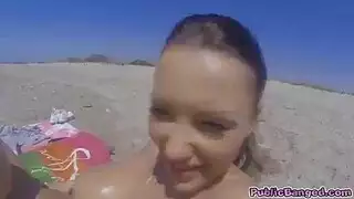 ميلف مثارة تمص قضيب قوي بجانب الشاطئ وتبتلع كل السائل المنوي