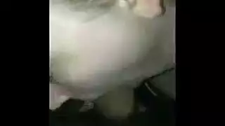 خيال الخيانة: زوجة تمارس الجنس مع غريب على أريكة الغرفة