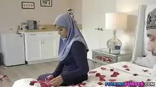 يتحرش بأخته مراهقة