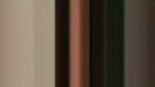 عاهرة شابة جشعة تتوق لقضيب الأب الصلب