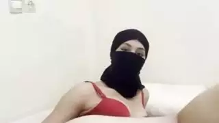 فتاة عربية محتشمة في نقاب تستمني فرجها العصير بإثارة شديدة