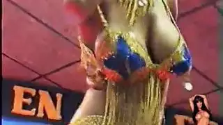 رقص عربي مباشر يتحول إلى إباحي بينما تخلع الفتاة السودانية ملابسها وتداعب نفسها