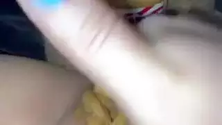 إباحية شهوة الطعام: دهن زبدة الفول السوداني على شق مراهقة ضيق