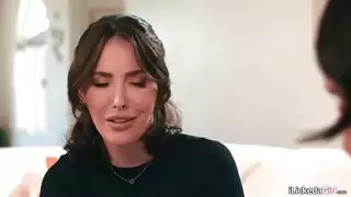 زوجة الأب الناضجة المفلسة تخدم أبناء زوجها بقوة