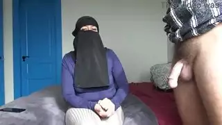 عاهرة الديوث العربية كبيرة المؤخرة تأخذ عدة قضبان في لندن