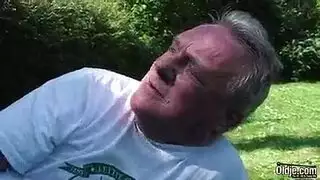 مص ساخن ونيك قوي لمراهقة مشعرة في فناء الجار