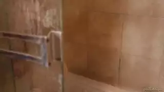 فتاة تكتشف أن أبيها منتفع بسروالها، تسمح له بملء مهبلها المراهق