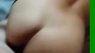 فتاة لاتينية ذات صدر كبير تمتلئ مهبلها الضيق ومؤخرتها بقضيب أسود كبير