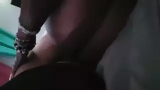 الجدة تتصرف بوقاحة: لمحة عن مؤخرتها المنقوعة وعضوها العملاق