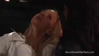 مداعبة شرجية بالاصبع والصفع لعبد مثلي منقاد في عبودية