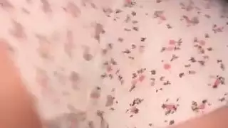 وقحة مسلمة في الحجاب تظهر مؤخرتها العربية تهتز منفردة وتنتشر وترتد