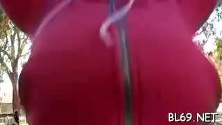يعض حلمتي