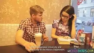 الطالبة المهووسة تطلق تيار البول على شق معلمتها