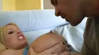غربية صدرها كبير