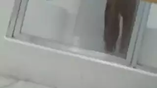 فيديو تجسس يصور مراهقين بريطانيين في جلسة مص قضيب وجماع عنيف
