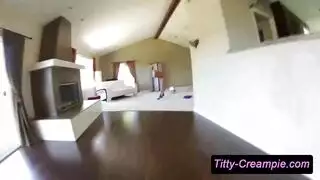 تبتلع القضيب بعمق بينما يداعب حلمتيها