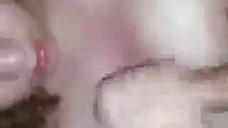شقراء محلوقة تُهيمن عليها وتُضرب بقوة في غرفة نوم مظلمة