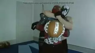 جلسة هيمنة مثلي الجنس القاسية تنتهي بالقذف الداخلي