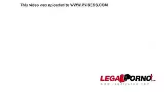 شقراء تتمدد بقضيبين صلبين في وقت واحد