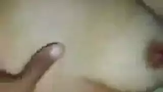 تتناك وتعض شفتها