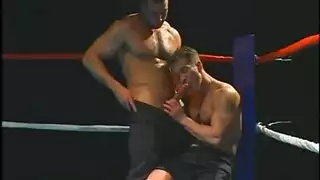 بطل الملاكمة بالأزرق يتم التقاطه بالكاميرا قبل مشهد للكبار فقط