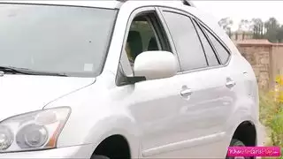 فتاة ناضجة مشاغبة ومصور في مشهد إباحي صريح