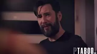 امرأة ذات بزاز كبيرة مستلقية على ظهرها وتستقبل الديك الإباحية