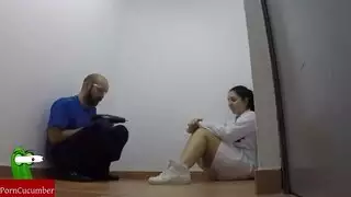 ممرضة متلهفة تفتح نفسها للعق كس ونيك عنيف