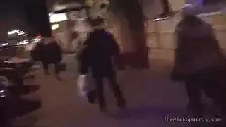 مراهقة سمراء جامحة تئن من جنس مهبلي خشن ولعق بظر شهواني