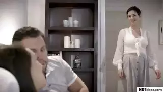 كلّه عضلات وقضيب كبير، يمنحها المعاملة الكاملة