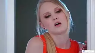 فتاة شقراء تصور سرًا وتمارس الجنس مع رفيقة سكنها الممتلئة جنسًا صريحًا