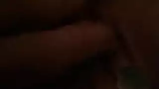 إصبع وتغطية كاملة بالسائل المنوي بينما الزوج يراقب