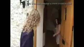 وجبة سريعة في المطبخ: السباك يشبع رغبة ربة المنزل الحامل