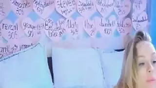 فتاة تطمح أن تكون نجمة إباحية تواجه طاقم رجال ذوي قضبان ضخمة