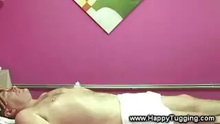 مدلكة آسيوية ساخنة تتعامل مع قضيب قاس وتصعد فوقه