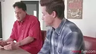 مرسيه ناضجه في المطبخ مع ابنها