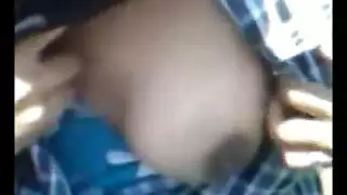 حجابة تبرز أثدائها الكبيرة في العلن وشريكها يمسك بها بقوة