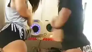 عاهرتان عربيتان بمؤخرات كبيرة في فعل xxx عنيف
