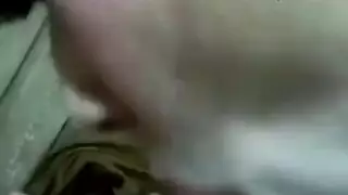 زوجة شهوانية تبتلع عضوة صديقها في فيلم إباحي